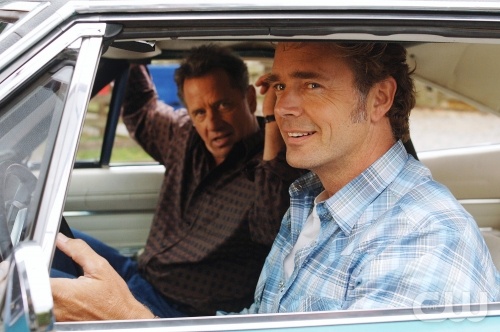 TheCW Staffel1-7Pics_166.jpg - SMALLVILLE"Exposed" (Episode #505)Image #SM505-0190Pictured (l-r): Tom Wopat as Jennings, John Schneider as Jonathan KentCredit: ©ÊThe WB/Sergei Bachlakov